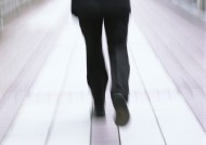 人物走路腿部特写图片