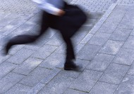 人物走路腿部特写图片