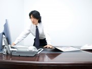 白领男性上网工作图片