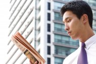 男性白领读书看报图片