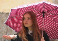 撑着雨伞的女孩图片