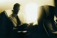 旅途中读书看报的职场人图片