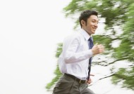 户外草地上的白领图片