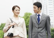 户外草地上的白领图片