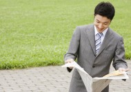 户外草地上的白领图片