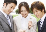 户外草地上的白领图片