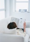 女性室内休闲图片