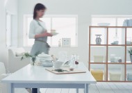 女性室内忙碌做饭图片