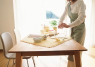 女性室内忙碌做饭图片