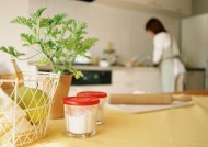 女性室内忙碌做饭图片