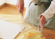 女性室内忙碌做饭图片