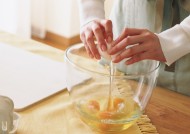 女性室内忙碌做饭图片