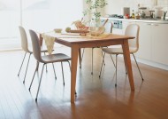 女性室内忙碌做饭图片