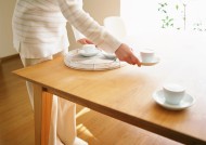 女性室内忙碌做饭图片