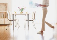 女性室内忙碌做饭图片