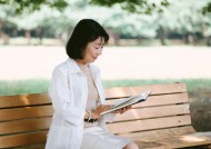 树下休闲老年女性图片