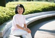 树下休闲老年女性图片