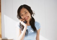 女性玩手机图片