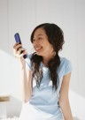 女性玩手机图片