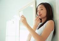 女性清晨梳妆图片