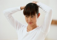 女性清晨梳妆图片