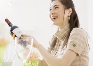 朋友聚会享用红酒图片大全