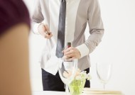 朋友聚会享用红酒图片大全