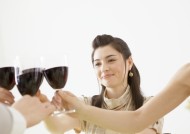 朋友聚会享用红酒图片大全