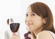 朋友聚会享用红酒图片大全