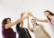 朋友聚会享用香槟图片大全