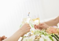 朋友聚会享用香槟图片大全