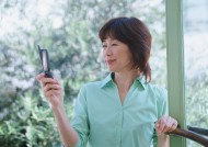 老年人室内打电话图片大全