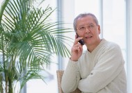 老年人室内打电话图片大全