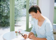 老年人室内打电话图片大全