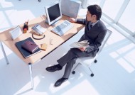 男性办公室工作图片