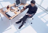 男性办公室工作图片