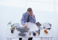 男性办公室打电话图片