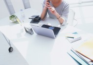 女性办公室打电话图片