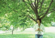 女性和绿色森林图片大全