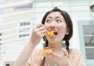 青少年休闲、品尝美食图片