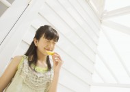 青少年休闲、品尝美食图片