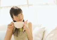 青少年休闲、品尝美食图片