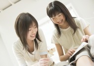 青少年休闲、品尝美食图片