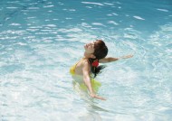 游泳池边美女图片大全