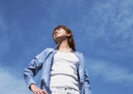 享受大自然的女性图片