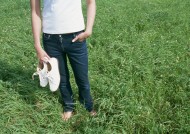 草地玩耍女性图片