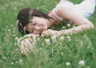 草地玩耍女性图片