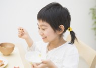 儿童吃饭图片