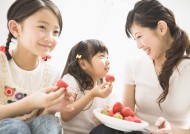 儿童吃水果图片