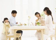 幸福一家人用餐图片